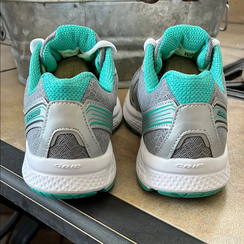 🔥BRAND NEW Saucony Gray and Green Athletic Shoes with Breathable Mesh - Picture 4 of 7